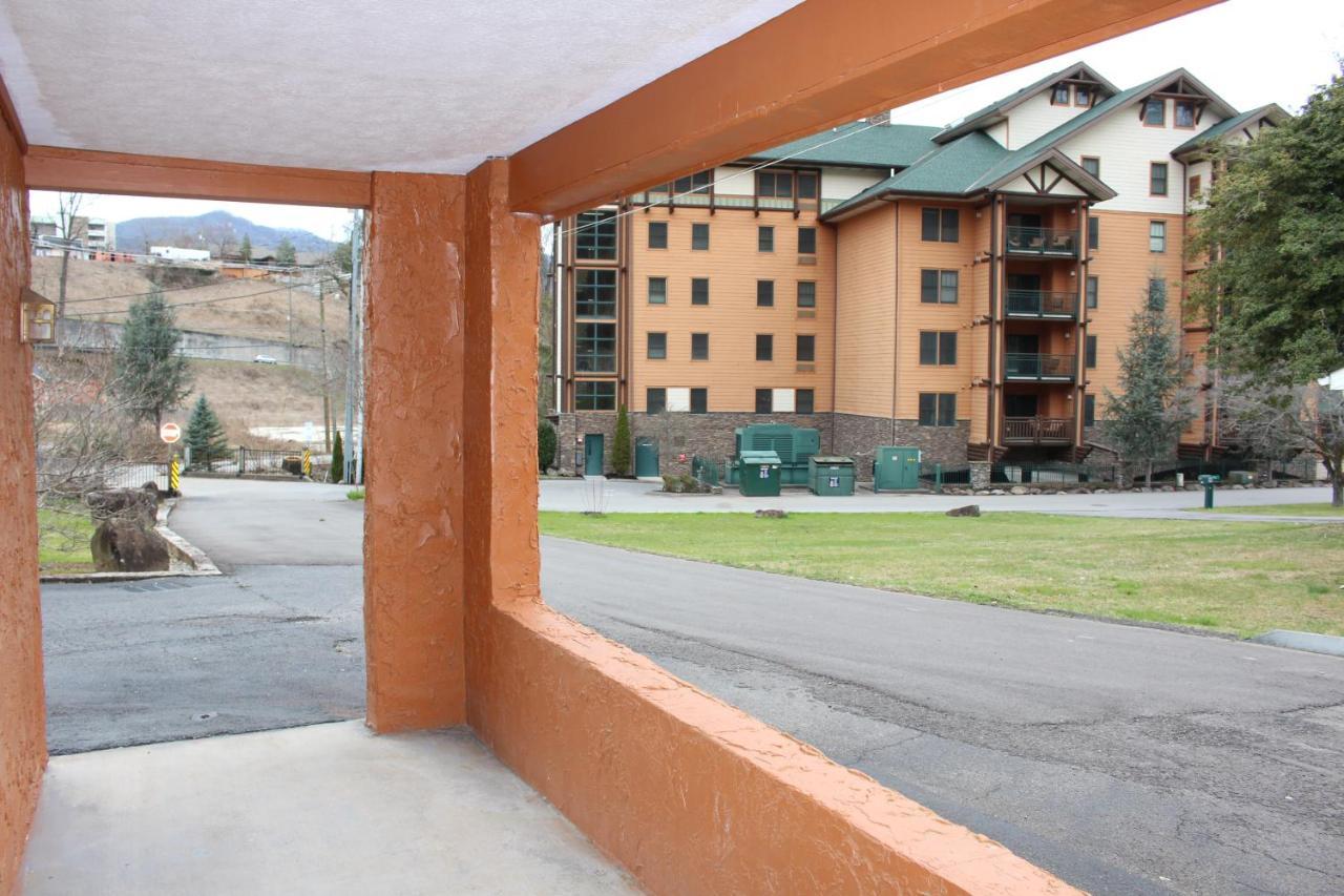 Spacious Downtown Condo Walking Distance To Downtown Gatlinburg Sleeps 6 Guests Esterno foto
