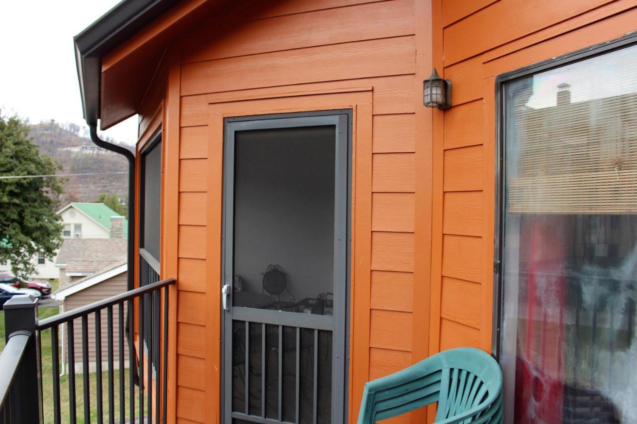 Spacious Downtown Condo Walking Distance To Downtown Gatlinburg Sleeps 6 Guests Esterno foto