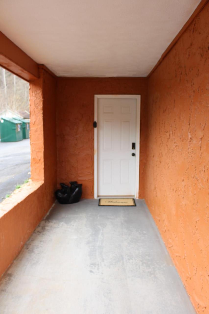 Spacious Downtown Condo Walking Distance To Downtown Gatlinburg Sleeps 6 Guests Esterno foto
