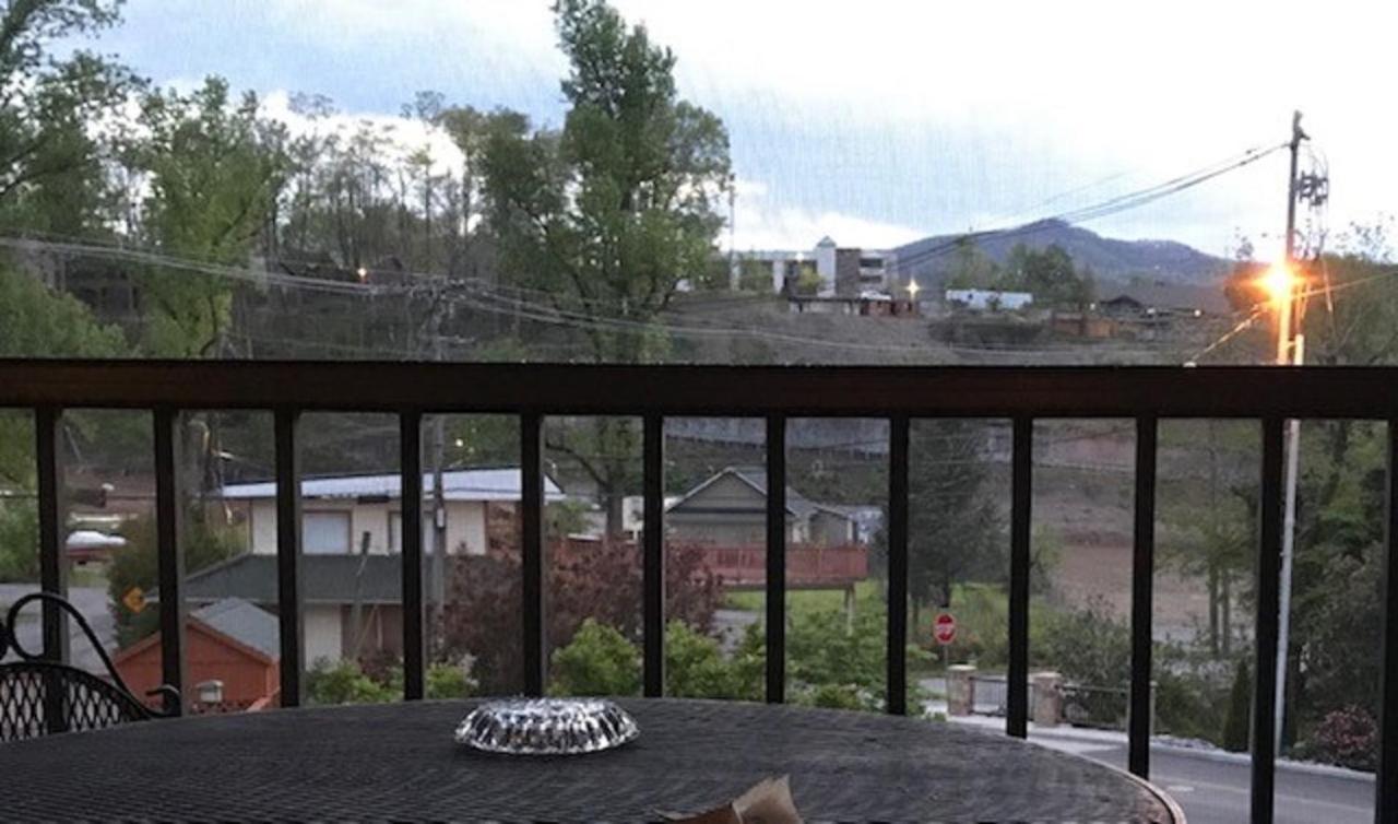 Spacious Downtown Condo Walking Distance To Downtown Gatlinburg Sleeps 6 Guests Esterno foto