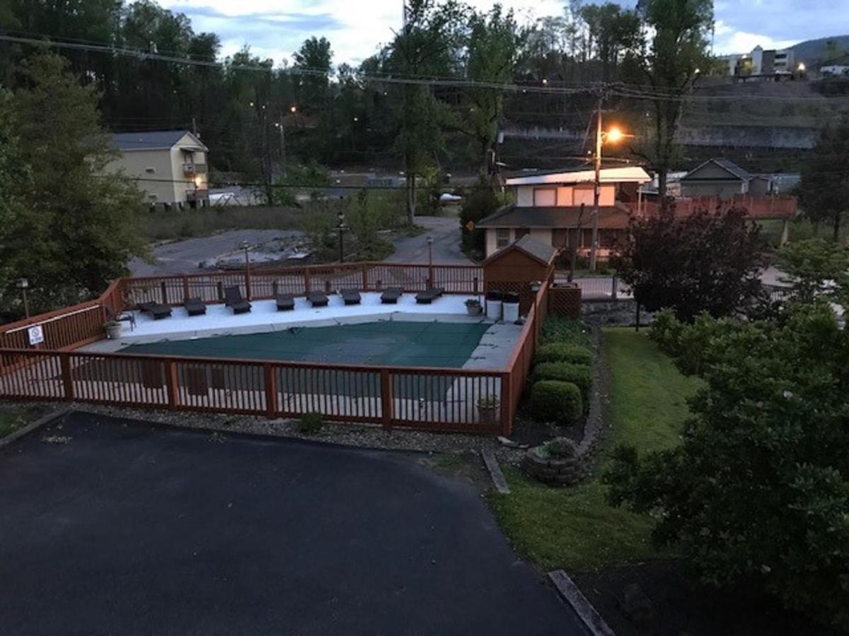 Spacious Downtown Condo Walking Distance To Downtown Gatlinburg Sleeps 6 Guests Esterno foto