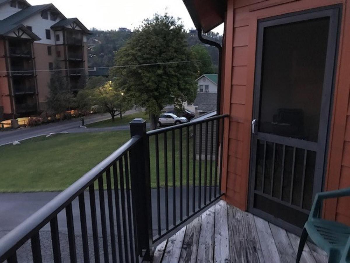 Spacious Downtown Condo Walking Distance To Downtown Gatlinburg Sleeps 6 Guests Esterno foto